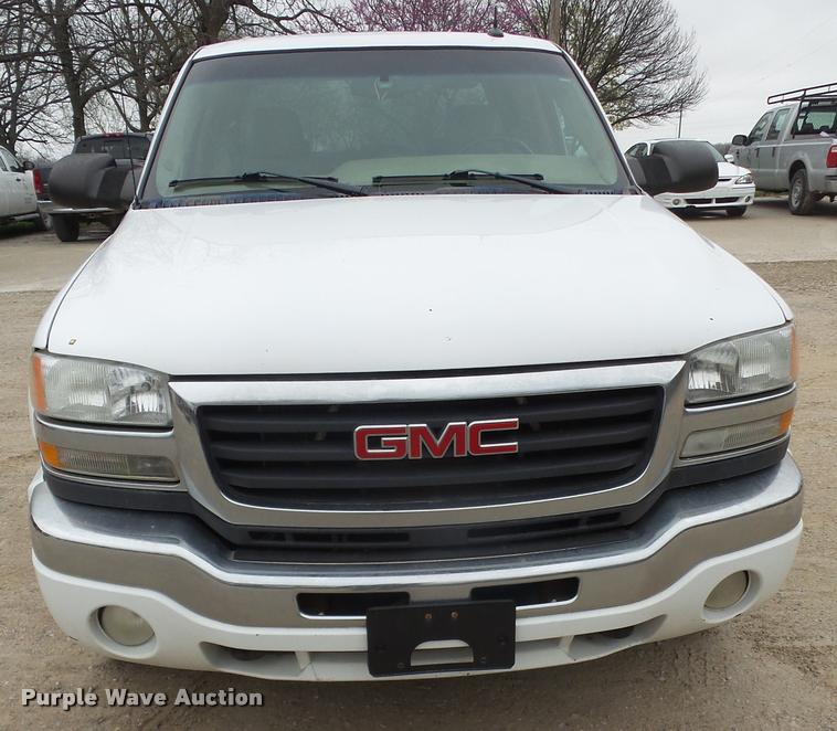 image for item DA8051 2005 GMC Sierra 3500 Crew Cab pickup truck