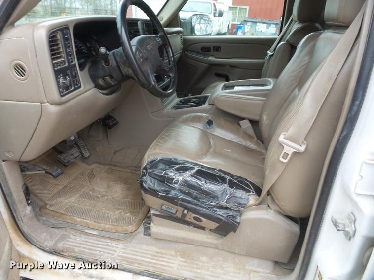 image for item DA8051 2005 GMC Sierra 3500 Crew Cab pickup truck