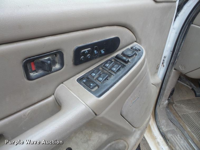 image for item DA8051 2005 GMC Sierra 3500 Crew Cab pickup truck