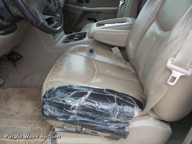 image for item DA8051 2005 GMC Sierra 3500 Crew Cab pickup truck