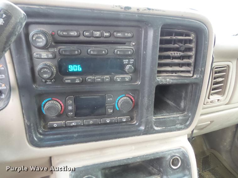 image for item DA8051 2005 GMC Sierra 3500 Crew Cab pickup truck