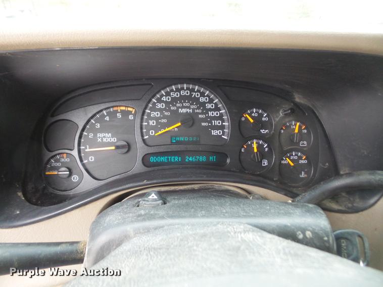 image for item DA8051 2005 GMC Sierra 3500 Crew Cab pickup truck