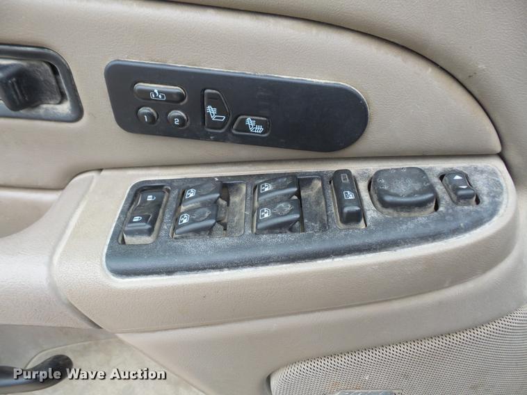 image for item DA8051 2005 GMC Sierra 3500 Crew Cab pickup truck