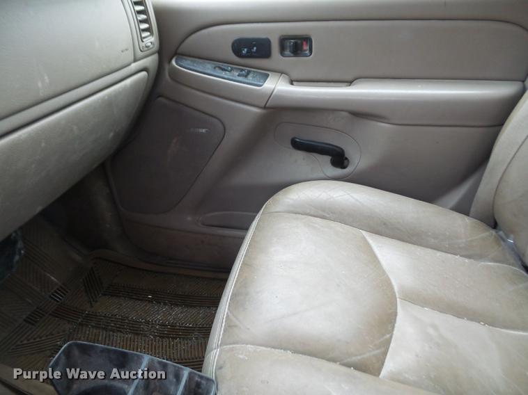 image for item DA8051 2005 GMC Sierra 3500 Crew Cab pickup truck