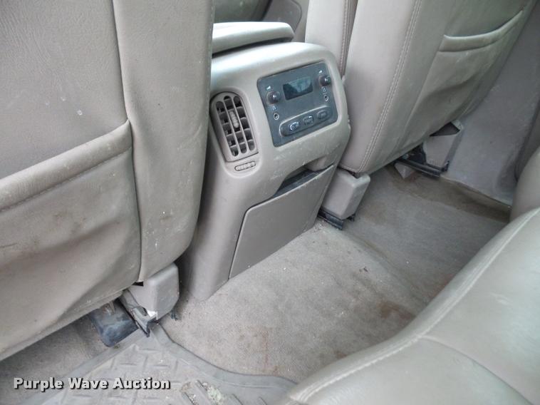 image for item DA8051 2005 GMC Sierra 3500 Crew Cab pickup truck