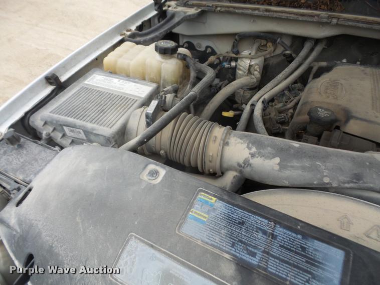 image for item DA8051 2005 GMC Sierra 3500 Crew Cab pickup truck