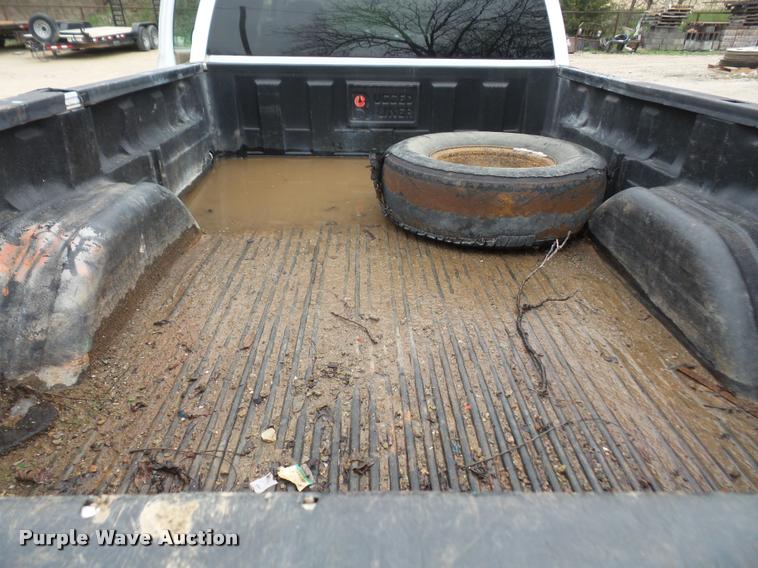 image for item DA8051 2005 GMC Sierra 3500 Crew Cab pickup truck