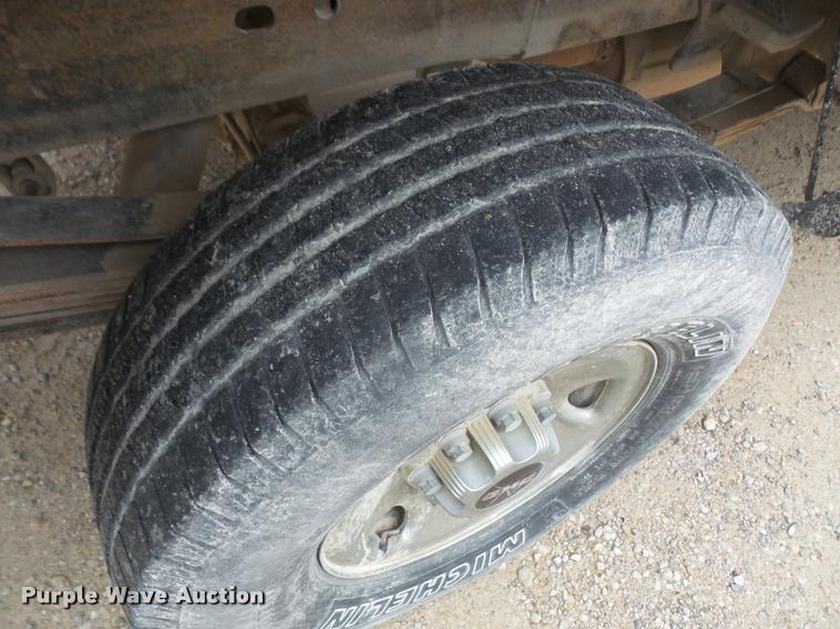 image for item DA8051 2005 GMC Sierra 3500 Crew Cab pickup truck