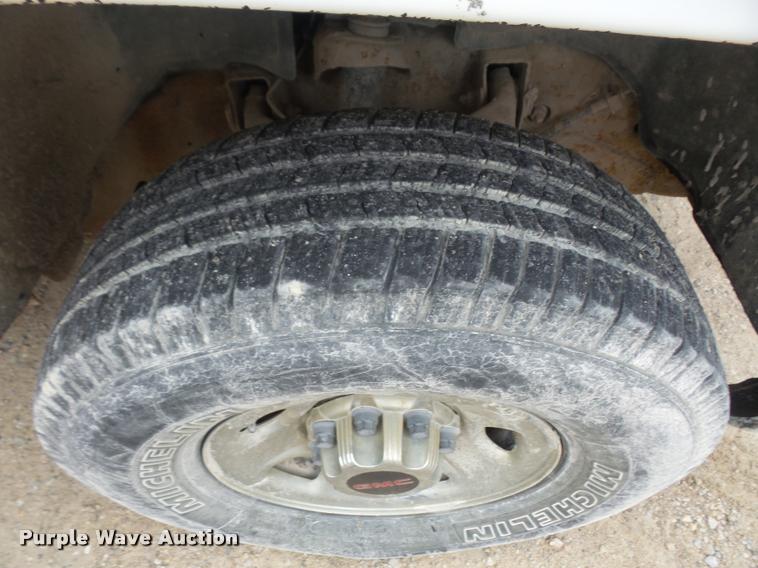 image for item DA8051 2005 GMC Sierra 3500 Crew Cab pickup truck