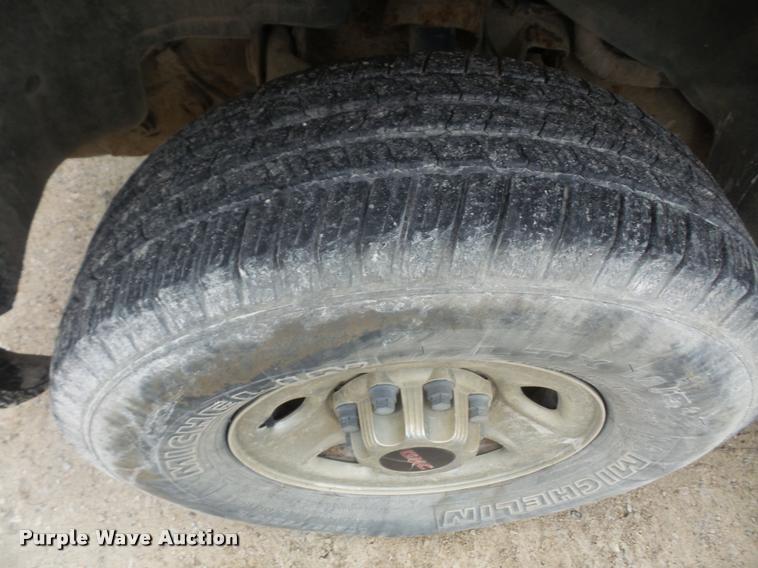 image for item DA8051 2005 GMC Sierra 3500 Crew Cab pickup truck