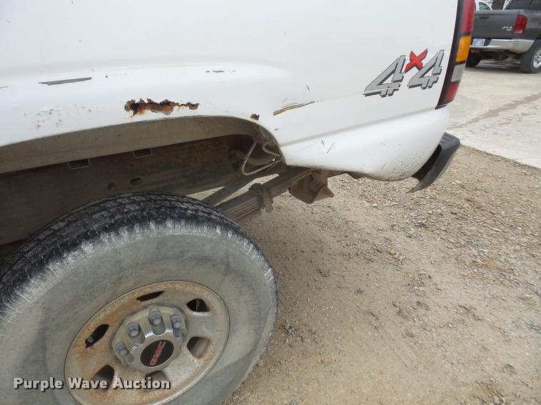 image for item DA8051 2005 GMC Sierra 3500 Crew Cab pickup truck
