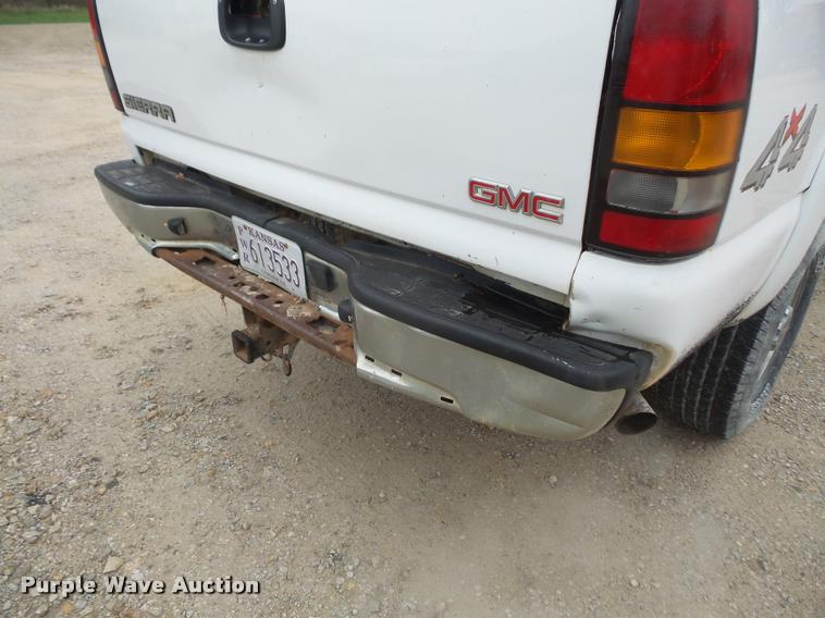 image for item DA8051 2005 GMC Sierra 3500 Crew Cab pickup truck