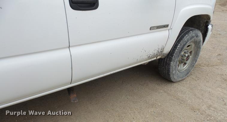 image for item DA8051 2005 GMC Sierra 3500 Crew Cab pickup truck