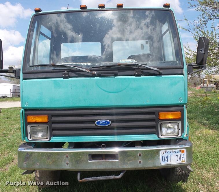 image for item DA8084 1987 Ford Cargo 8000 truck cab and chassis