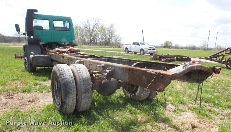 image for item DA8084 1987 Ford Cargo 8000 truck cab and chassis