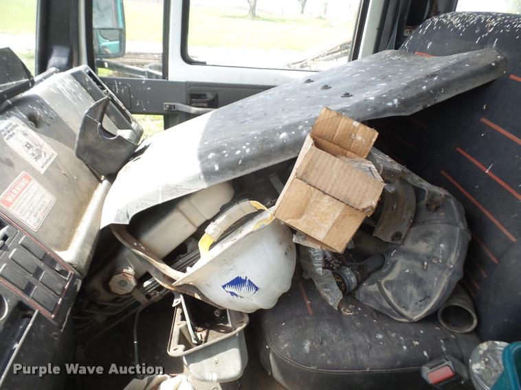 image for item DA8084 1987 Ford Cargo 8000 truck cab and chassis