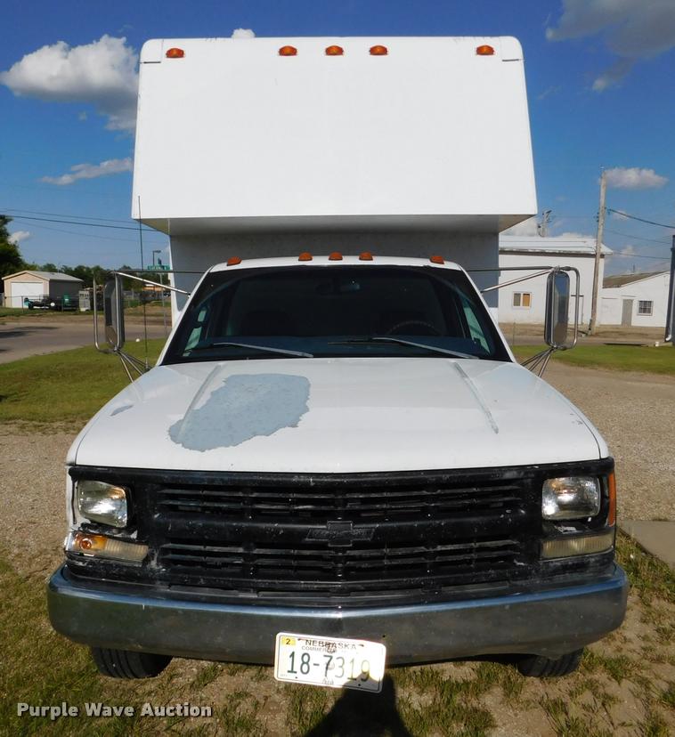 image for item DB9488 1999 Chevrolet 3500 box truck