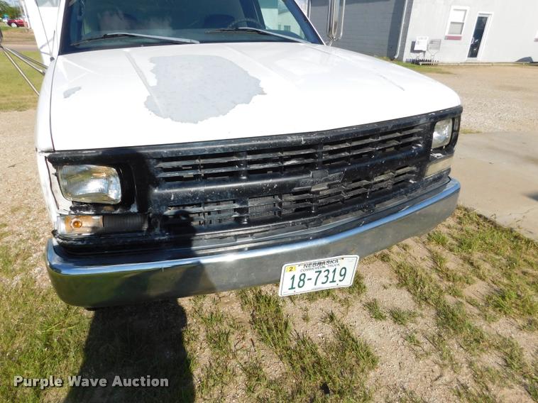 image for item DB9488 1999 Chevrolet 3500 box truck