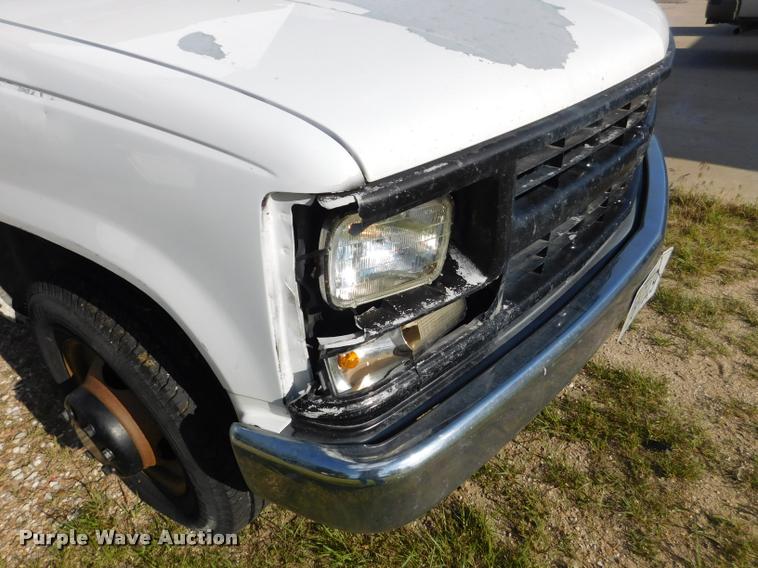 image for item DB9488 1999 Chevrolet 3500 box truck