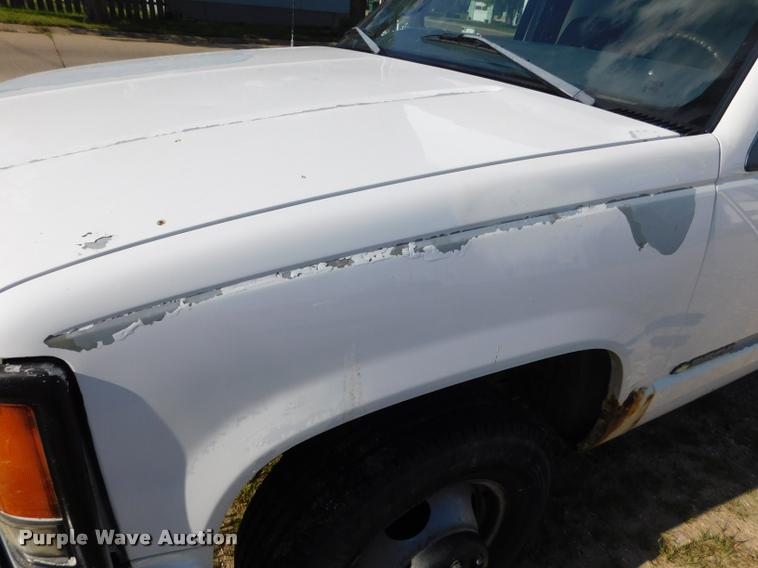 image for item DB9488 1999 Chevrolet 3500 box truck