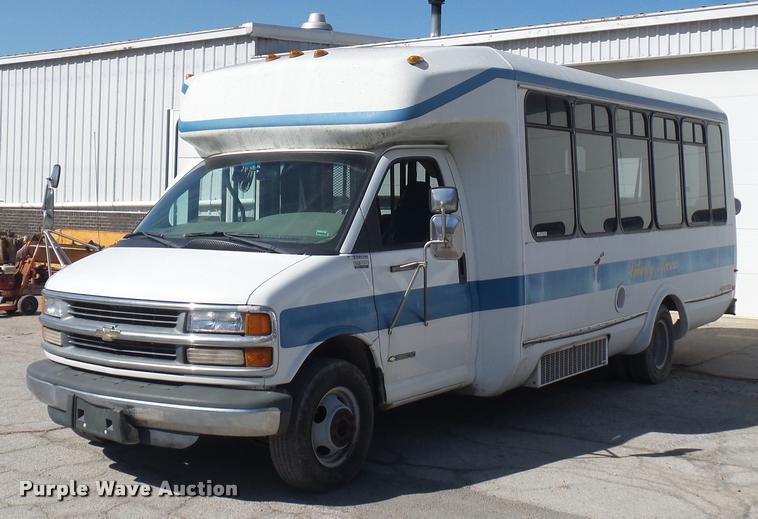 image for item DD9262 2001 Chevrolet Express G3500 shuttle bus