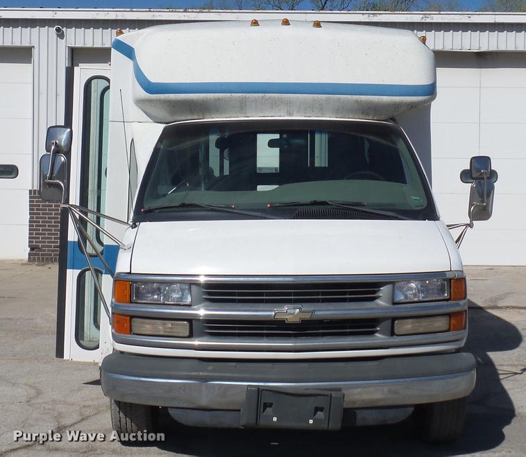 image for item DD9262 2001 Chevrolet Express G3500 shuttle bus