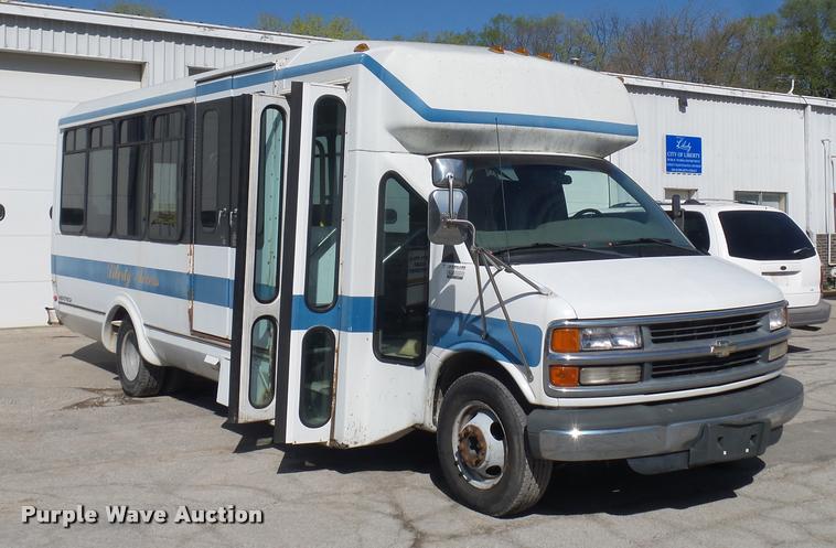 image for item DD9262 2001 Chevrolet Express G3500 shuttle bus