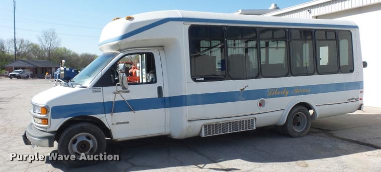 image for item DD9262 2001 Chevrolet Express G3500 shuttle bus