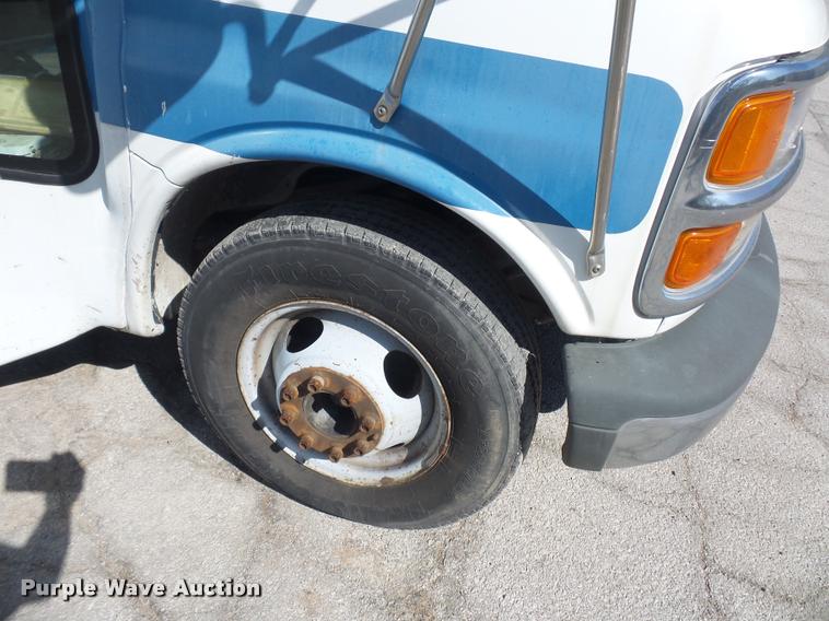 image for item DD9262 2001 Chevrolet Express G3500 shuttle bus