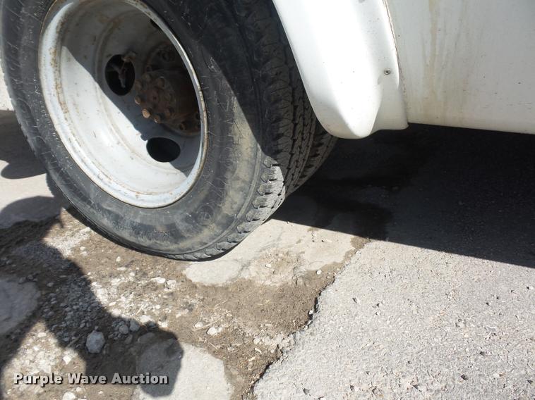 image for item DD9262 2001 Chevrolet Express G3500 shuttle bus