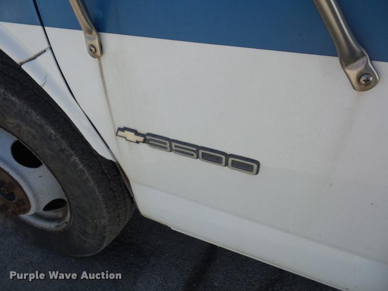 image for item DD9262 2001 Chevrolet Express G3500 shuttle bus