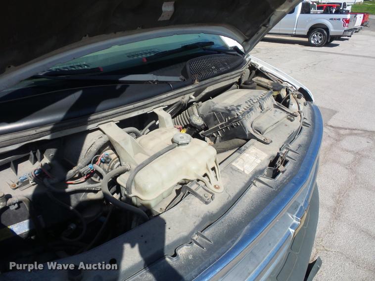 image for item DD9262 2001 Chevrolet Express G3500 shuttle bus