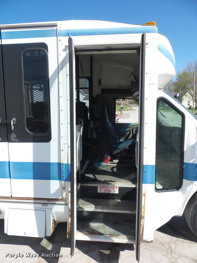 image for item DD9262 2001 Chevrolet Express G3500 shuttle bus