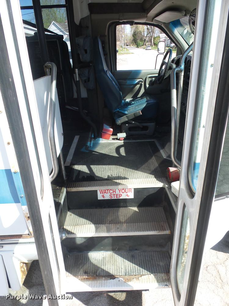 image for item DD9262 2001 Chevrolet Express G3500 shuttle bus