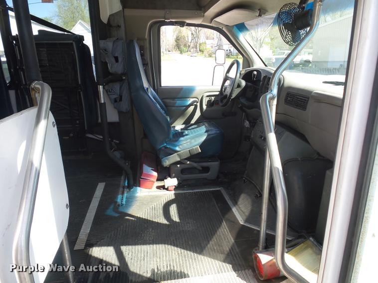 image for item DD9262 2001 Chevrolet Express G3500 shuttle bus
