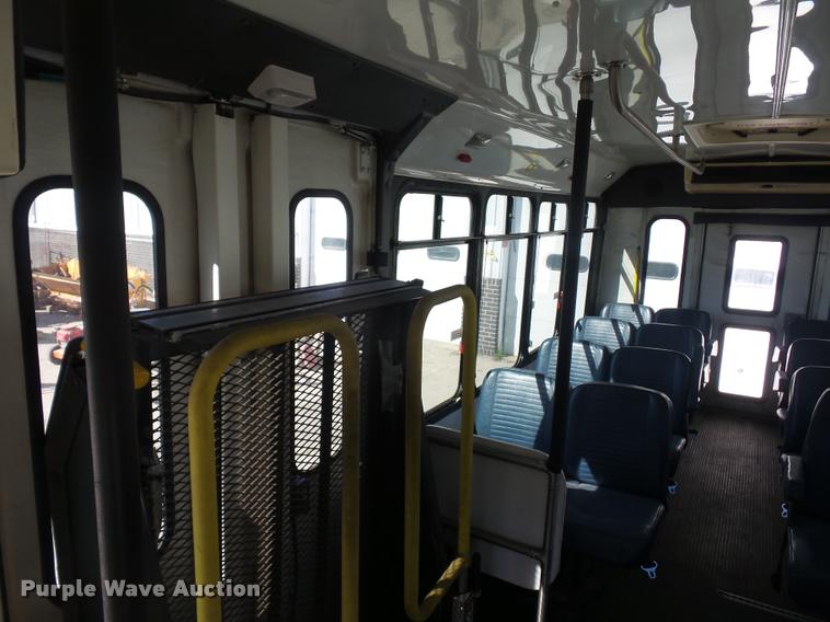 image for item DD9262 2001 Chevrolet Express G3500 shuttle bus