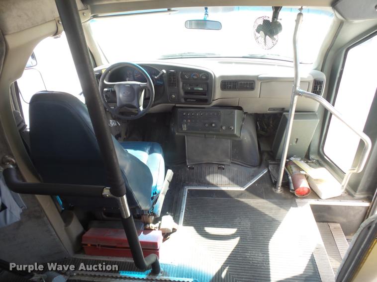 image for item DD9262 2001 Chevrolet Express G3500 shuttle bus