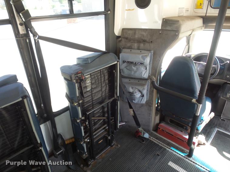 image for item DD9262 2001 Chevrolet Express G3500 shuttle bus