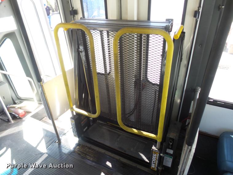 image for item DD9262 2001 Chevrolet Express G3500 shuttle bus