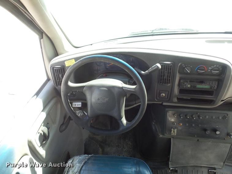 image for item DD9262 2001 Chevrolet Express G3500 shuttle bus