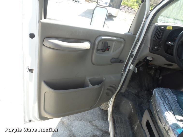 image for item DD9262 2001 Chevrolet Express G3500 shuttle bus