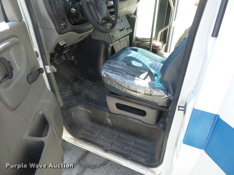image for item DD9262 2001 Chevrolet Express G3500 shuttle bus