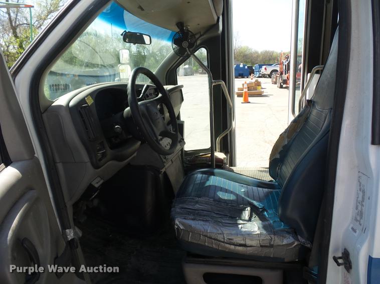 image for item DD9262 2001 Chevrolet Express G3500 shuttle bus