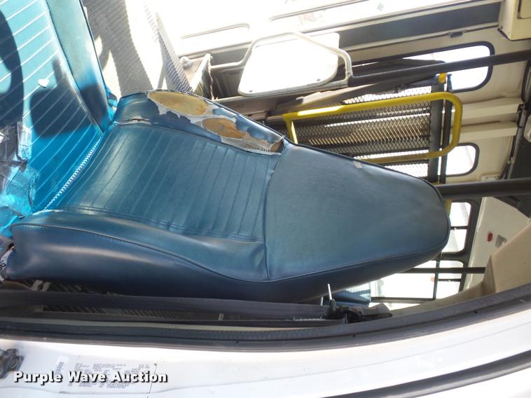 image for item DD9262 2001 Chevrolet Express G3500 shuttle bus