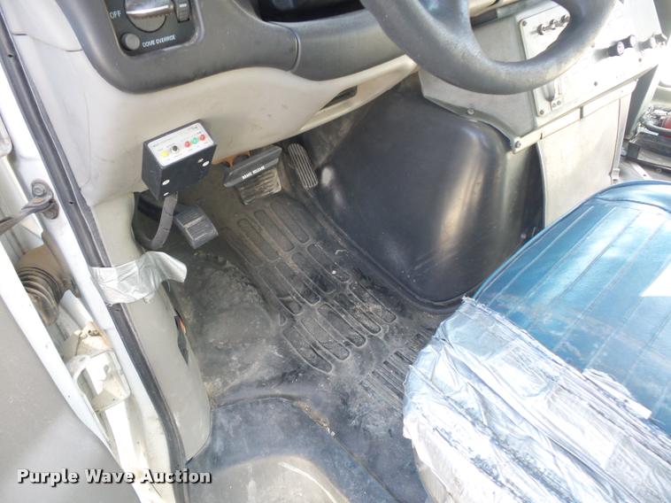 image for item DD9262 2001 Chevrolet Express G3500 shuttle bus