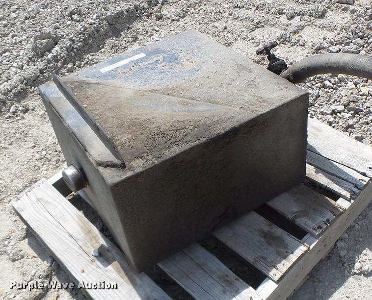 image for item DF9303 Hydraulic tank