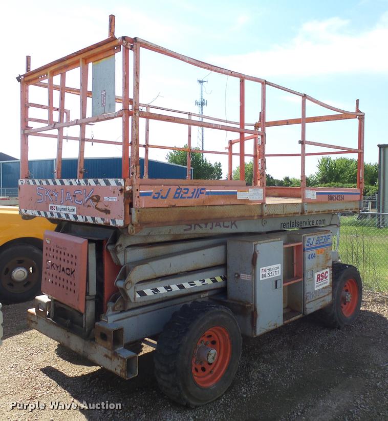 image for item DH9596 1995 Skyjack SJ8231F scissor lift