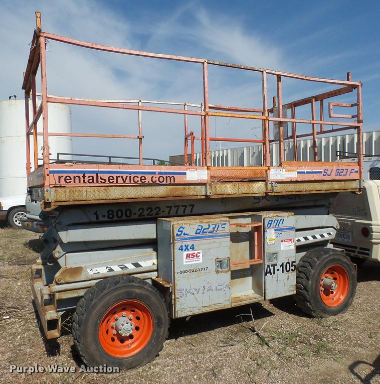 image for item DH9596 1995 Skyjack SJ8231F scissor lift