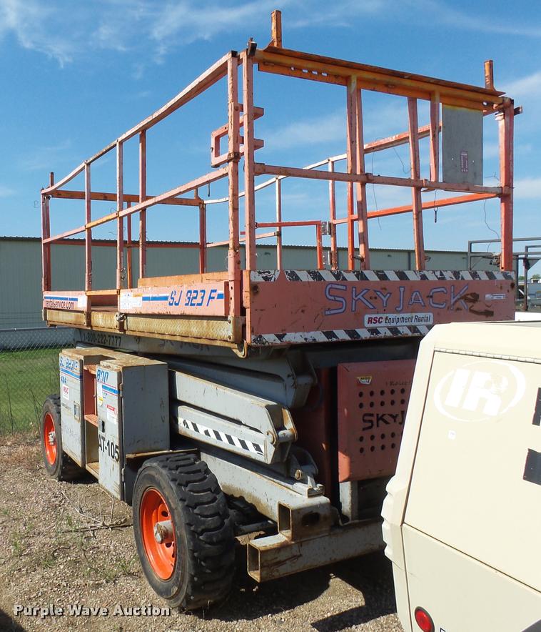 image for item DH9596 1995 Skyjack SJ8231F scissor lift