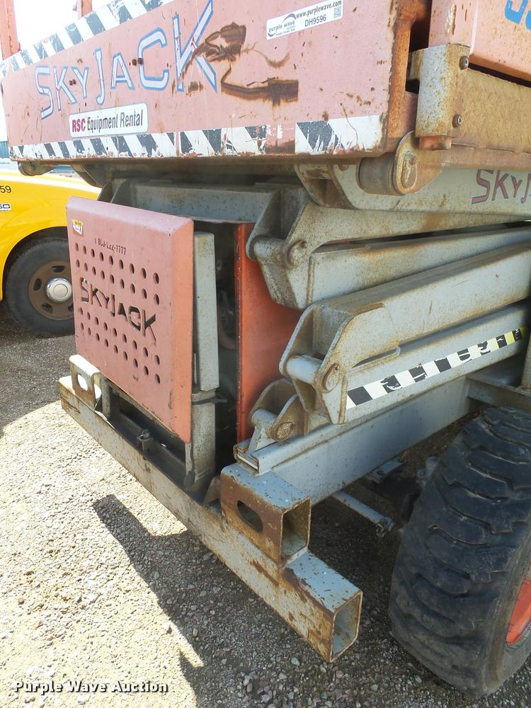 image for item DH9596 1995 Skyjack SJ8231F scissor lift